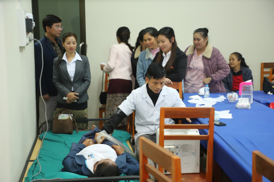 Vietnamese Military Doctors Offer Free Medical Care in Quan District, Huaphanh Province